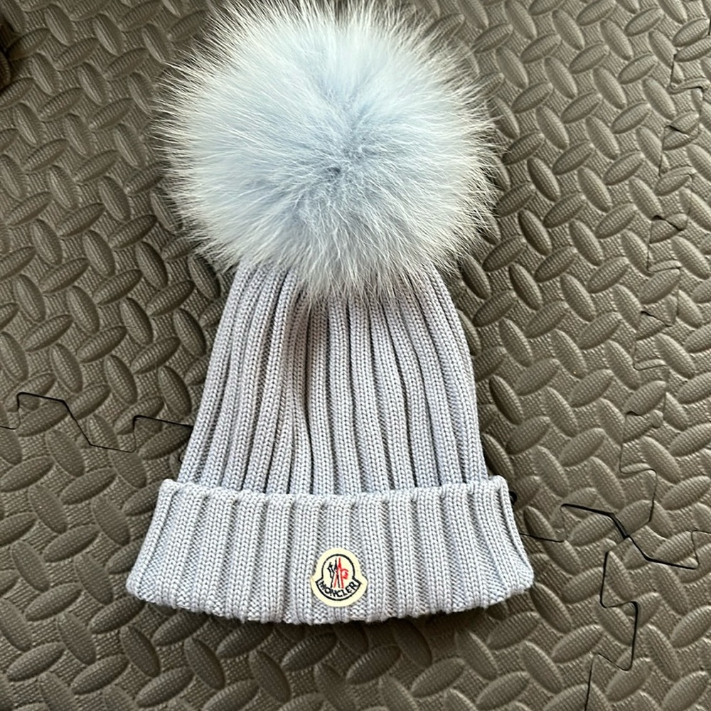 Moncler ribbed beanie in perfect condition. Worn a handful of times. Baby blue.